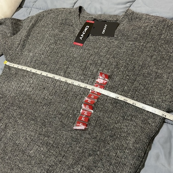 DKNY women’s Cashmere Blend sweater. - Picture 13 of 16